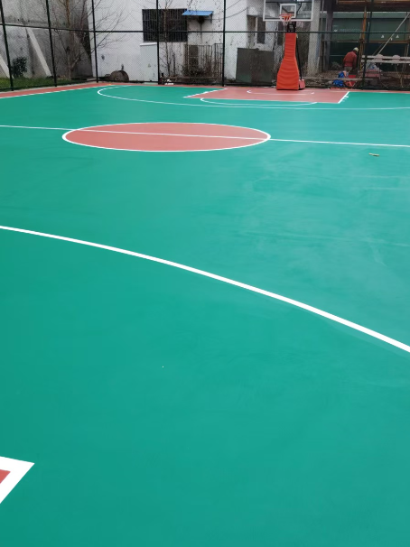 市南 球场长期使用易出现地面开裂